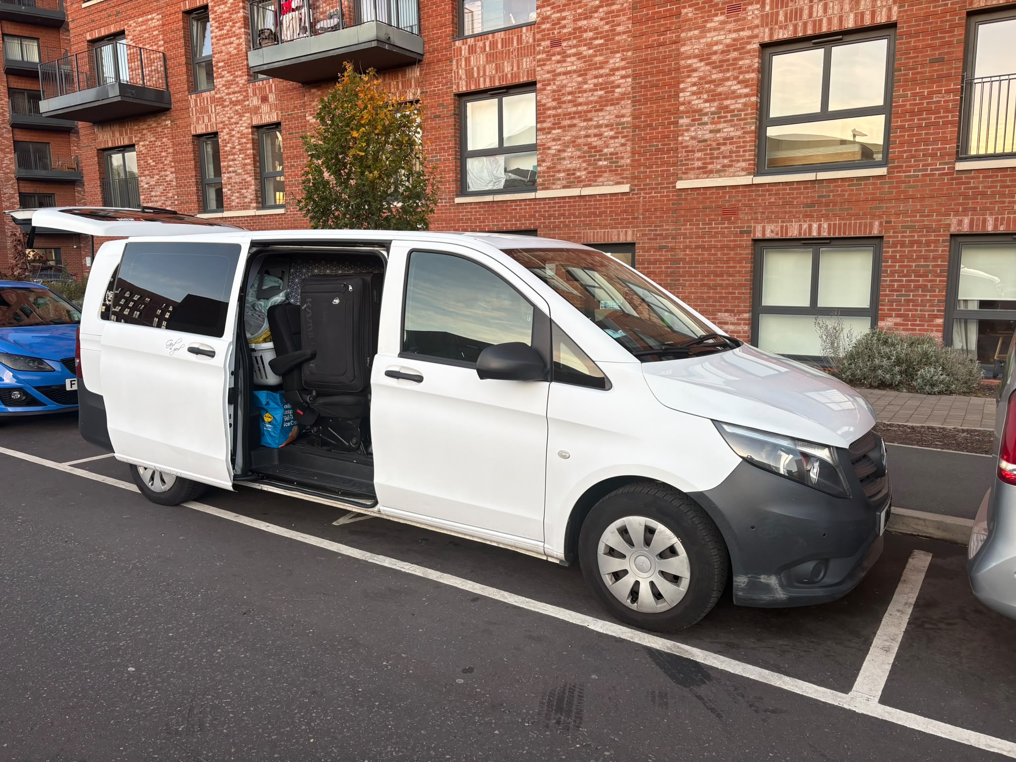 Mercedes Vito long-distance man and van moving service